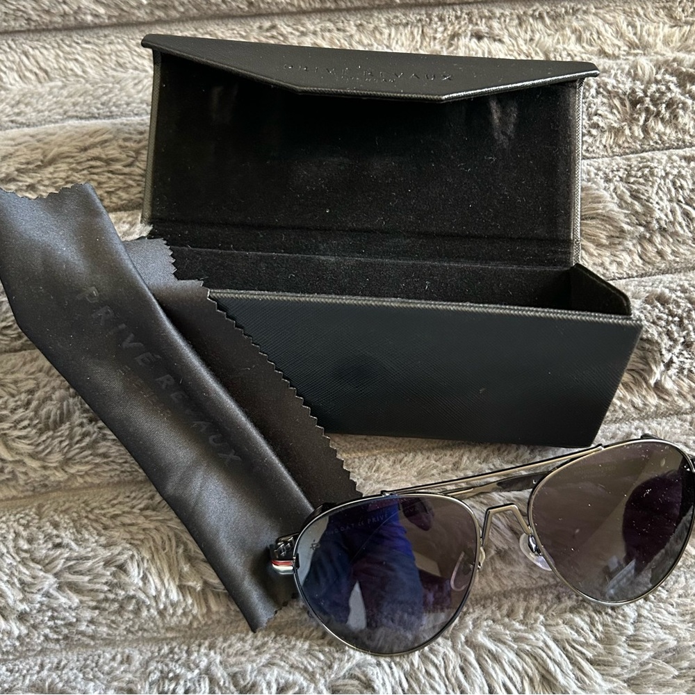 Prive Revaux Black Aviator Sunglasses with Foldable Case - Picture 3 of 7